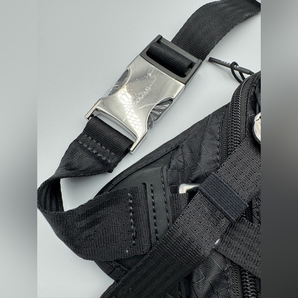 🆕 Athleta Black Excursion Waistbag - Picture 4 of 13